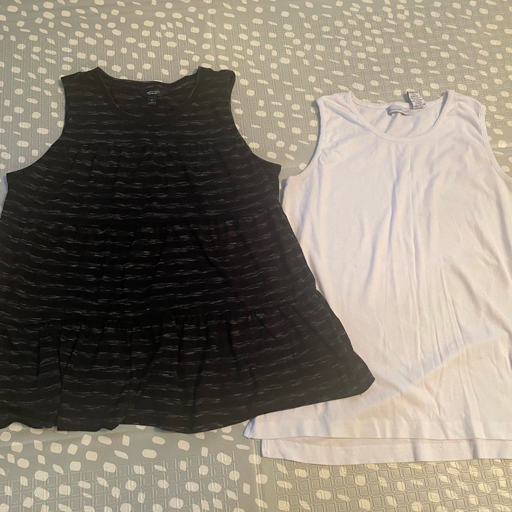 Simply Vera Vera Wang Black and Karen Hart White‎ Tank Tops, Size Medium